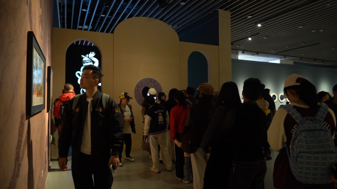 ▲观众在《现代青白釉加彩敦煌女塑像》瓷雕前排队拍照