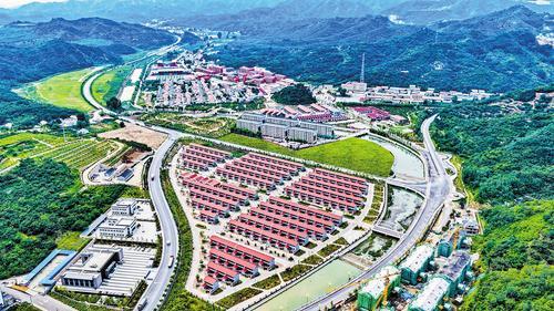 7月13日航拍的孤山子村全貌。（本报资料片）朱建军摄