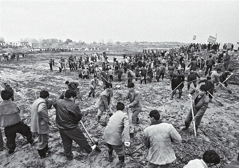 1996年11月，贾鲁河中牟县段在整治河道。 张进平 摄