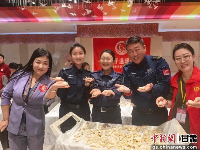 图为志愿者们现场包饺子　何爱平　摄