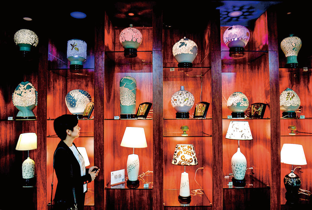 游客在峰峰矿区磁州窑艺术馆参观磁州窑灯罩产品。新华社资料图