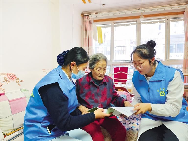 家庭医生团队为龚奶奶讲解体检报告