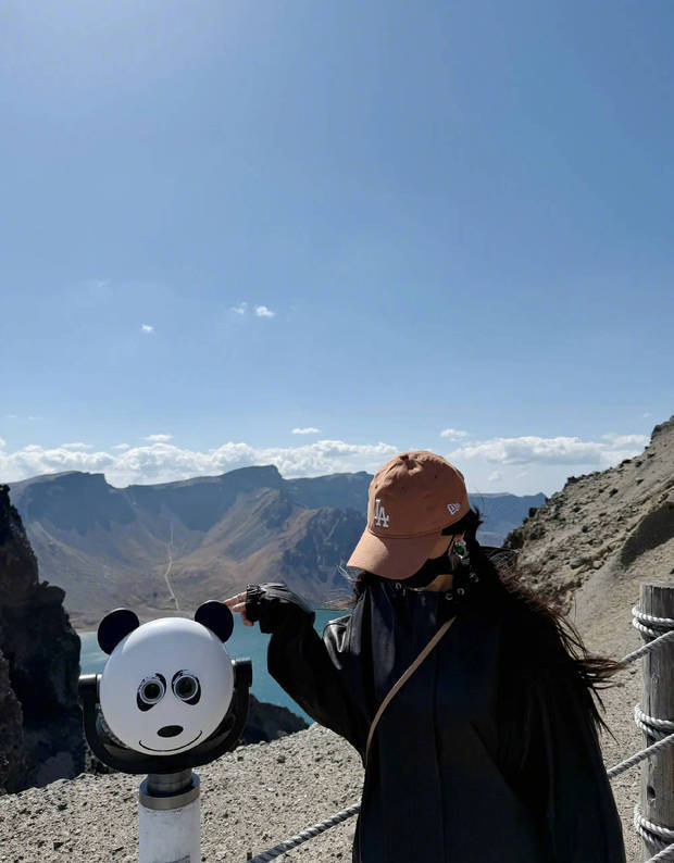 杨幂在山上拍照打卡。