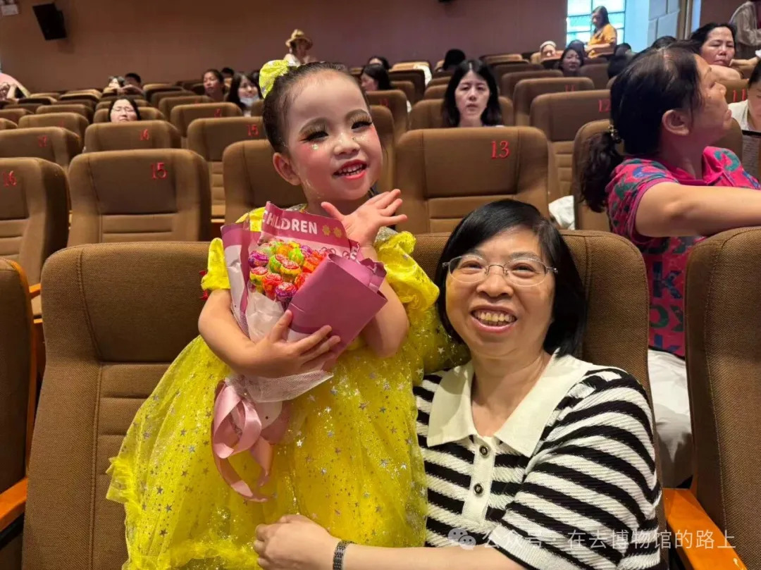 喻燕姣与外孙女合影。