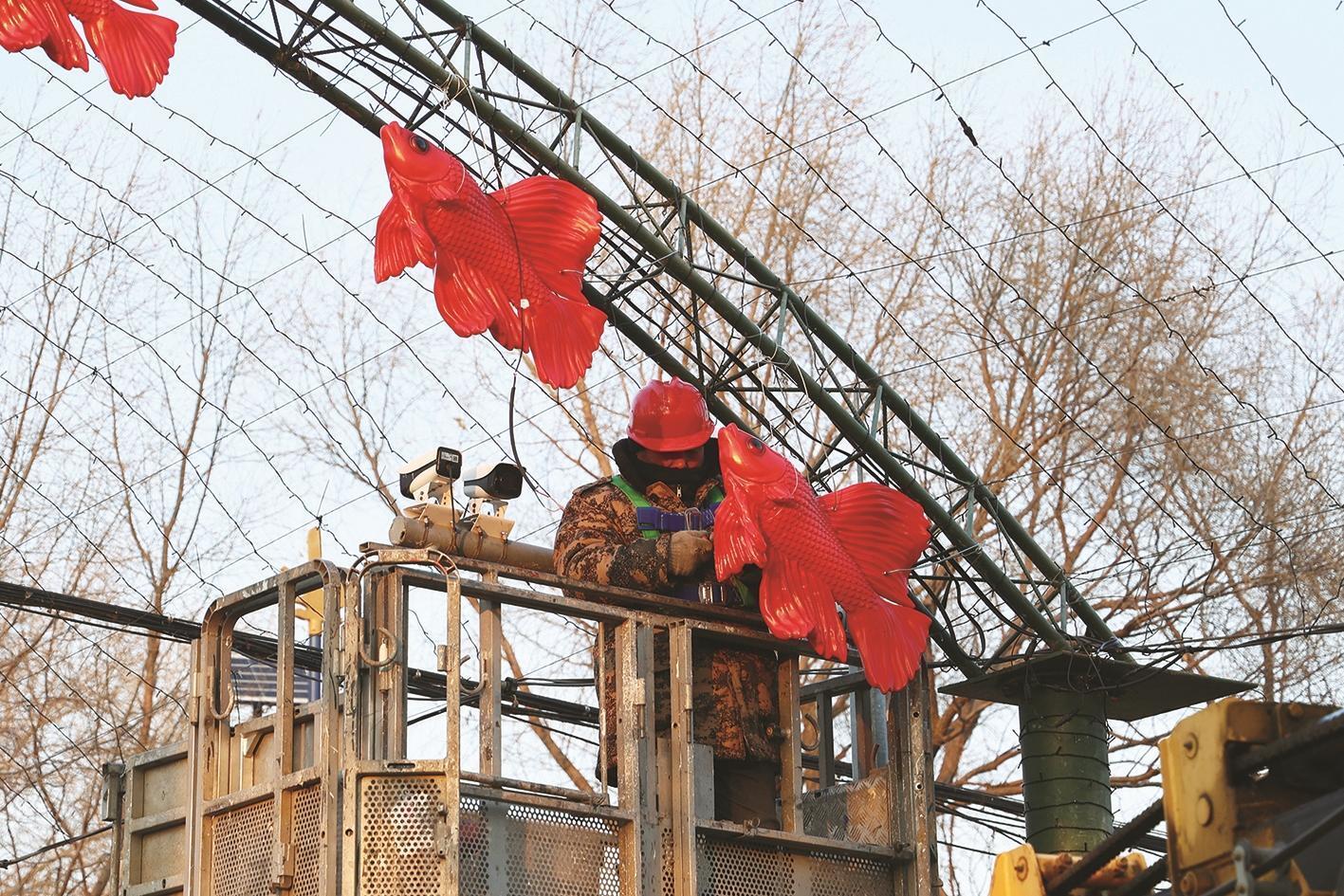 鱼馆、饭店纷纷张灯结彩，氛围拉满。