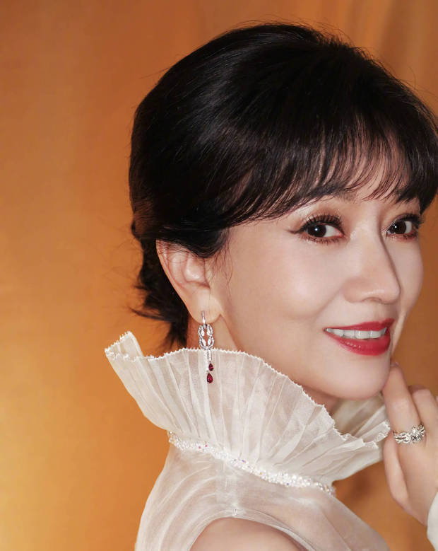 赵雅芝侧头托腮，温柔又精致。