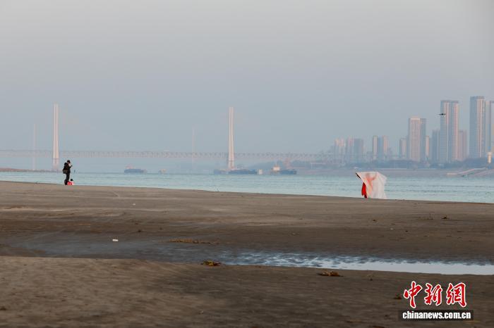 长江武汉段水位持续消退 大片滩涂露出江面