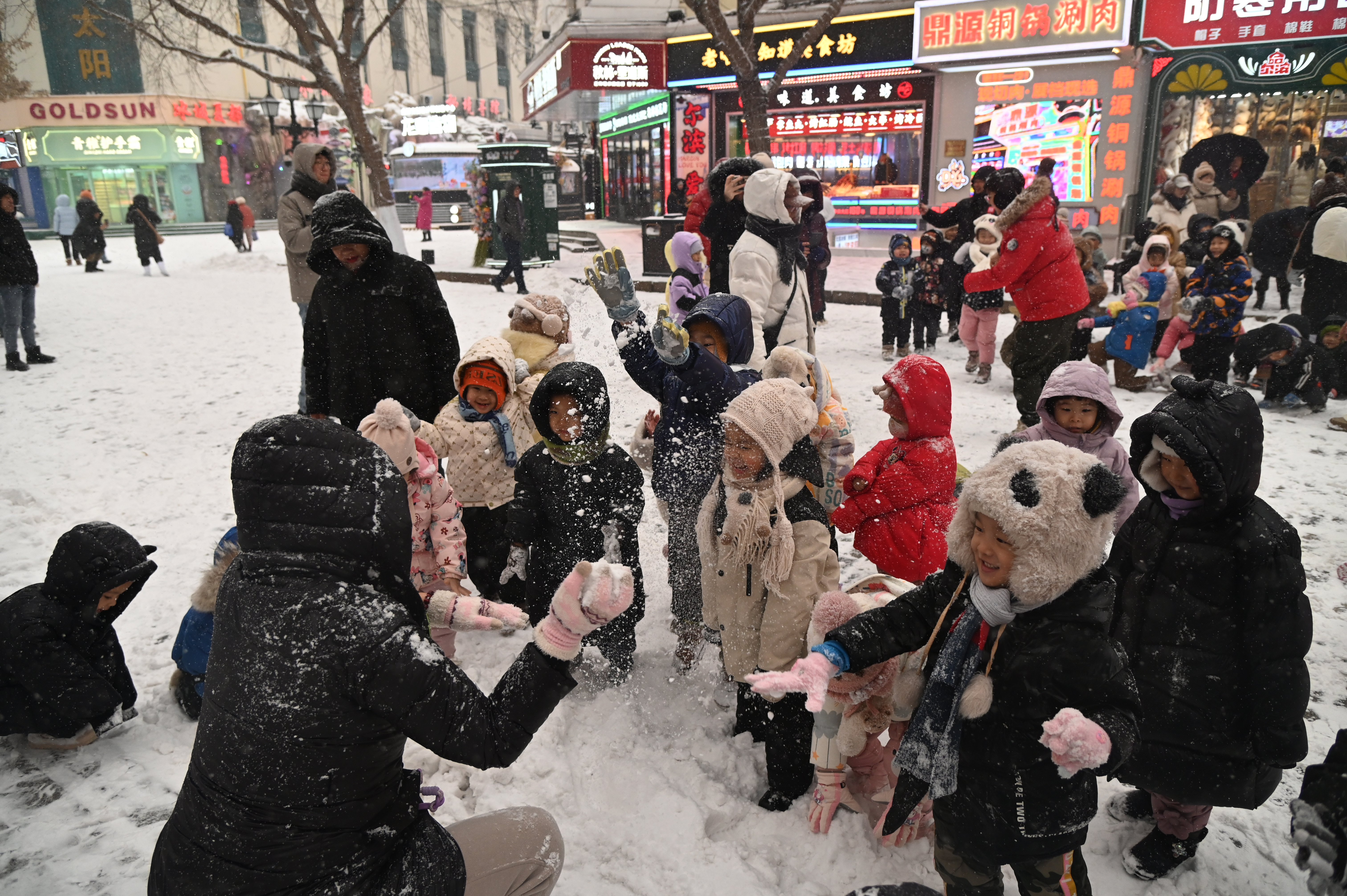 老师和孩子在打雪仗