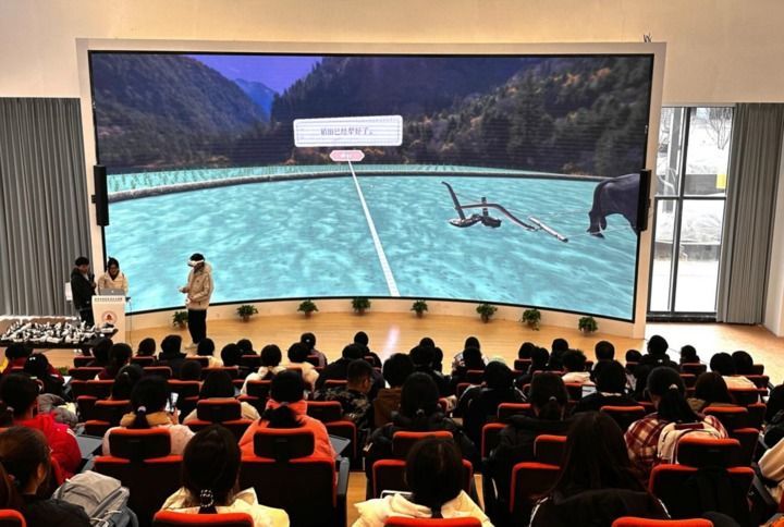 学生们在兰州大学“一带一路”大思政课创新实验室上课