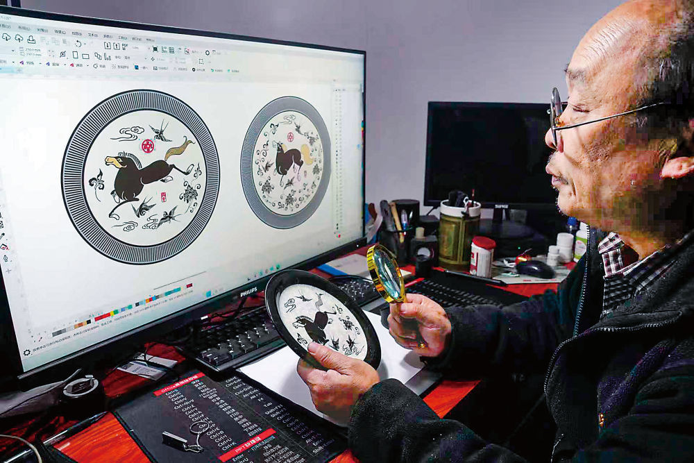 王念峰正在调整激光刻绘图案参数。新华每日电讯记者赵鸿宇 摄