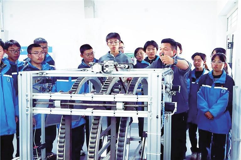 同学们近距离观察机械模型　兰州新区报记者　姜波　摄