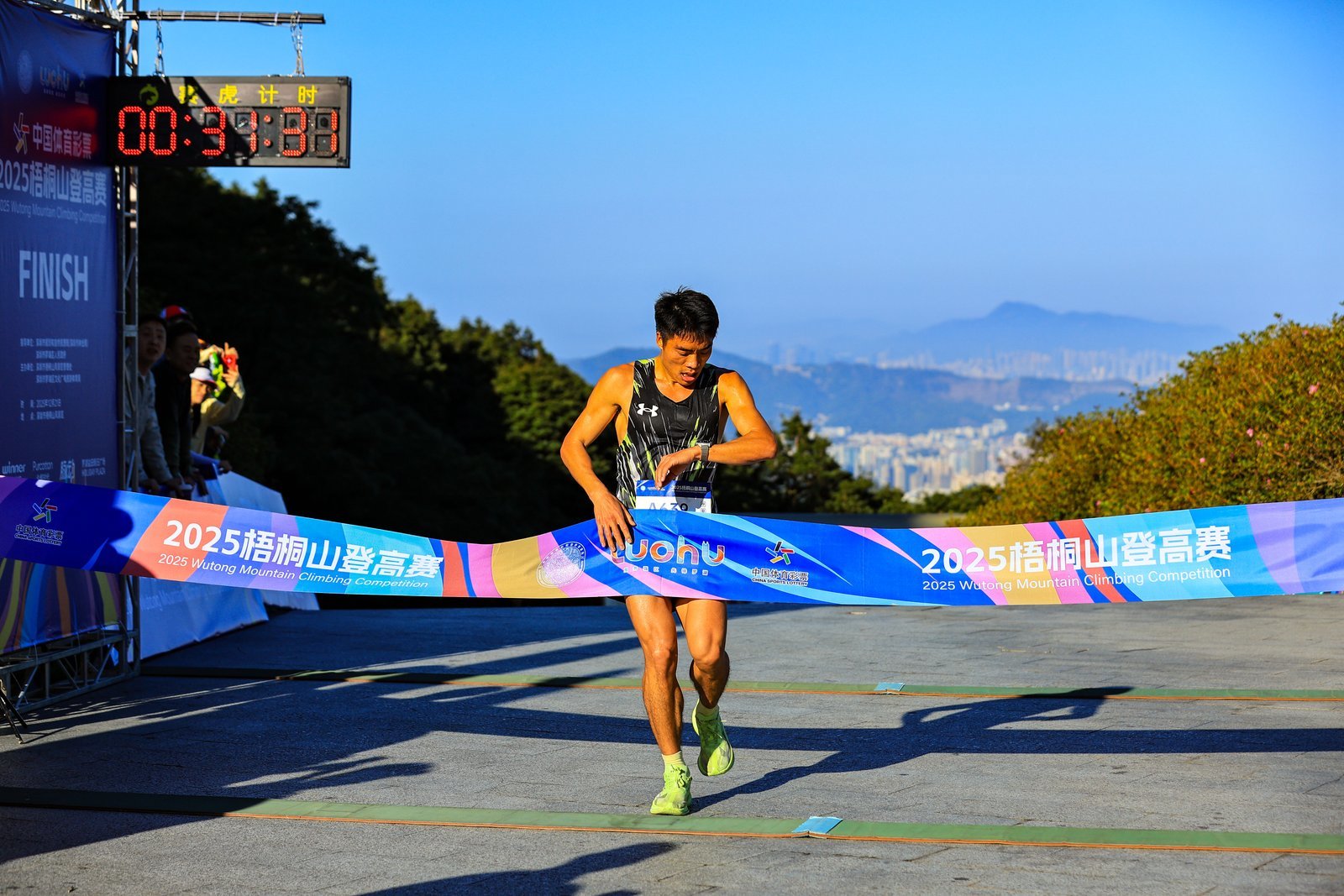 2025梧桐山登高赛圆满落幕 千名健儿共赴巅峰之约