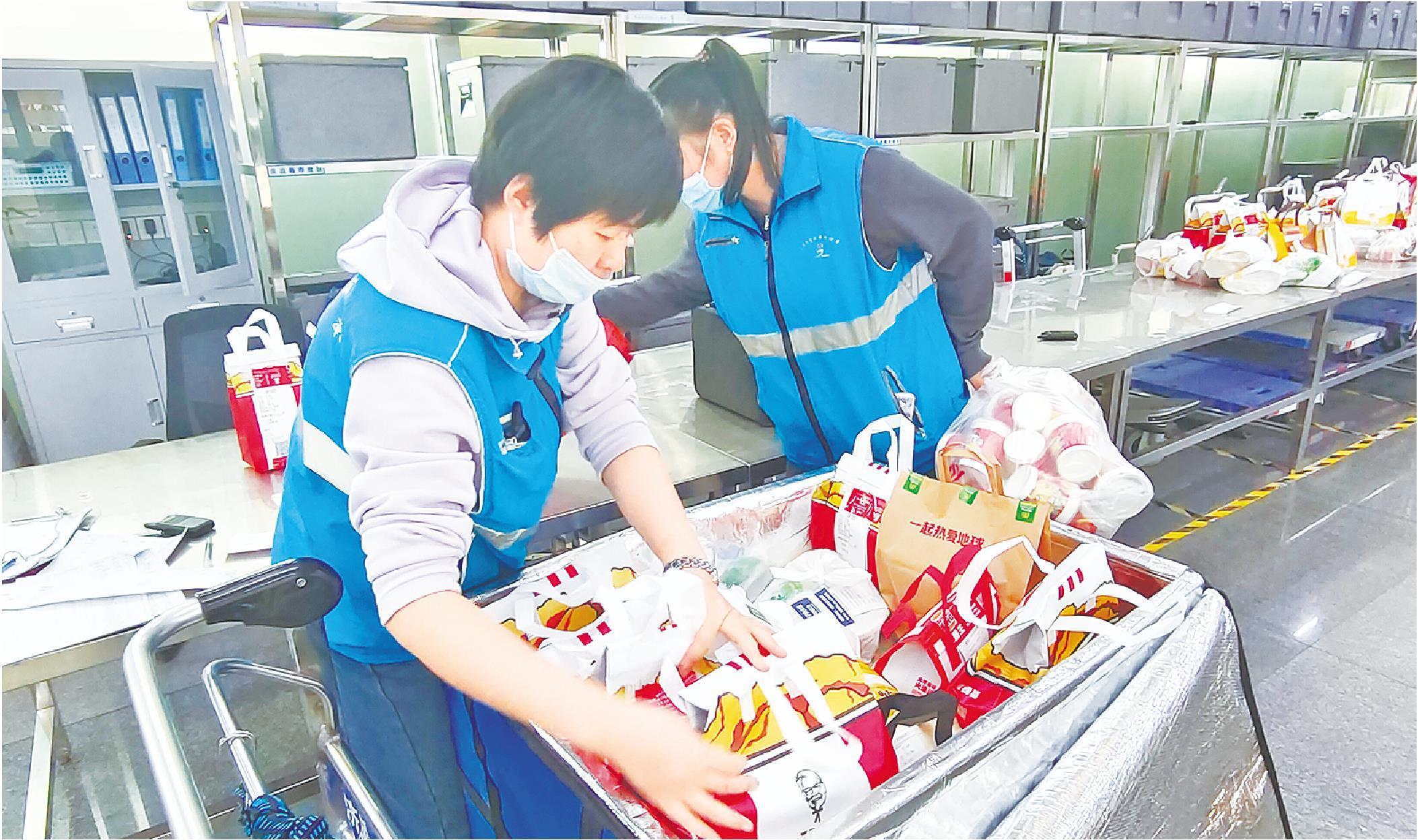 济南西站12306网络订单配送中心分拣员正在将外卖按车次分别摆放。