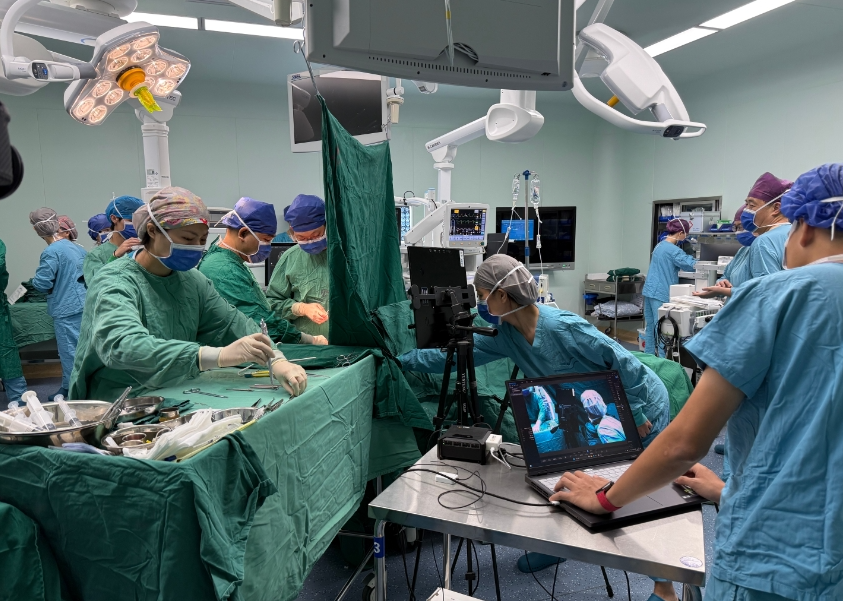 南昌大学一附院的医疗团队使用脑机接口辅助功能开展脑肿瘤切除手术。