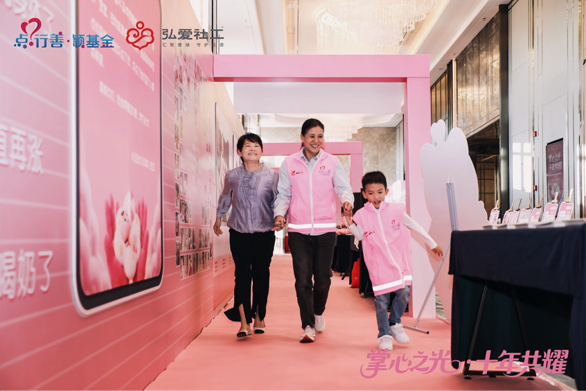 志愿者带领掌心宝宝家庭通关