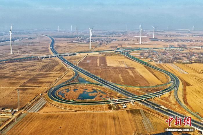 12月24日，郓鄄高速通车在即，航拍位于菏泽市鄄城县大埝镇郓鄄高速项目大埝枢纽互通。(无人机照片)周星亮 摄