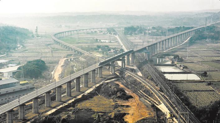 列车试跑 摄影：楚天都市报极目新闻记者肖颢 马鑫