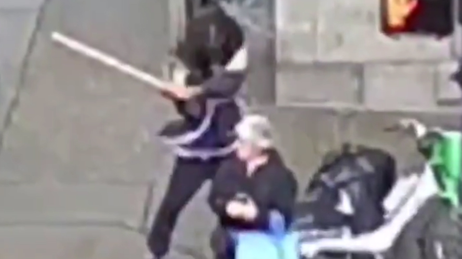 光天化日下的骇人袭击！美国一老妇人等红绿灯时被陌生暴徒用布满螺丝的木板猛击头部，眼球当场被击碎