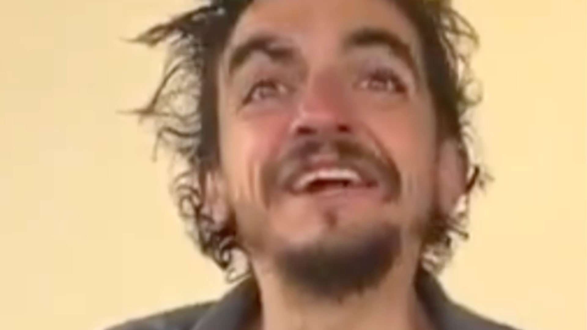 美国前童星泰勒·蔡斯被拍到衣衫褴褛、流落街头，昔日搭档称视频令人痛心，网友曾发起募款却遭其母亲婉拒，称其无能管理钱财，需要专业医疗救助