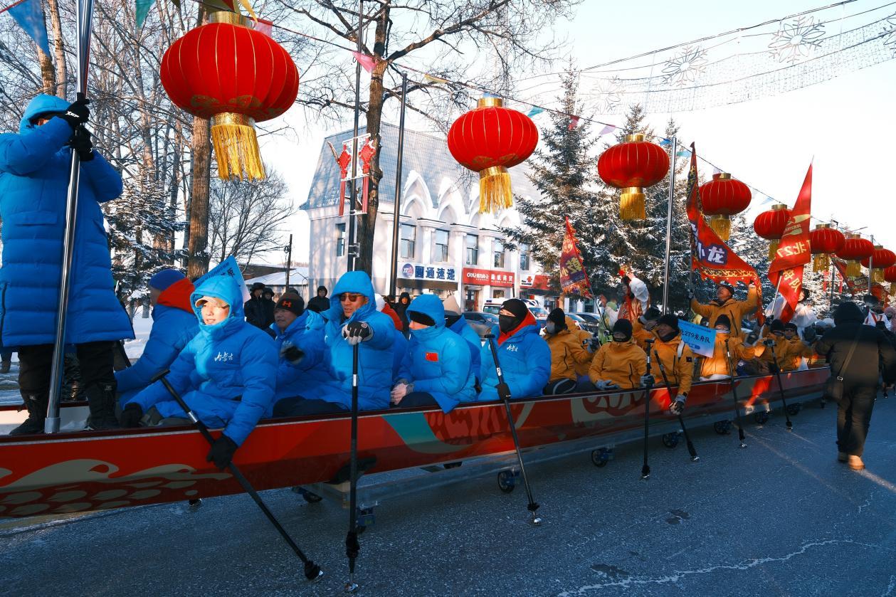 新发现!不止是比赛,龙舟在陆地上也可以划!