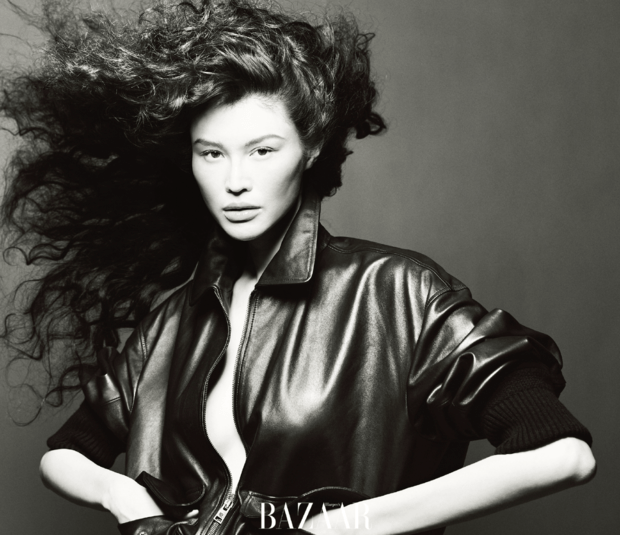 何穗黑皮外套搭随性造型，卷发肆意飞扬。