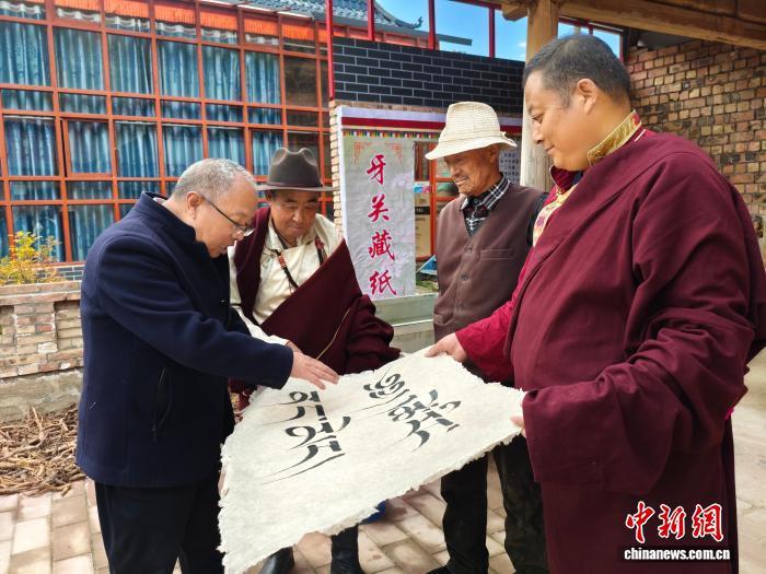 2025年12月中旬，图为藏纸上书写的藏文墨迹清晰，有独特的质感。马保真　摄