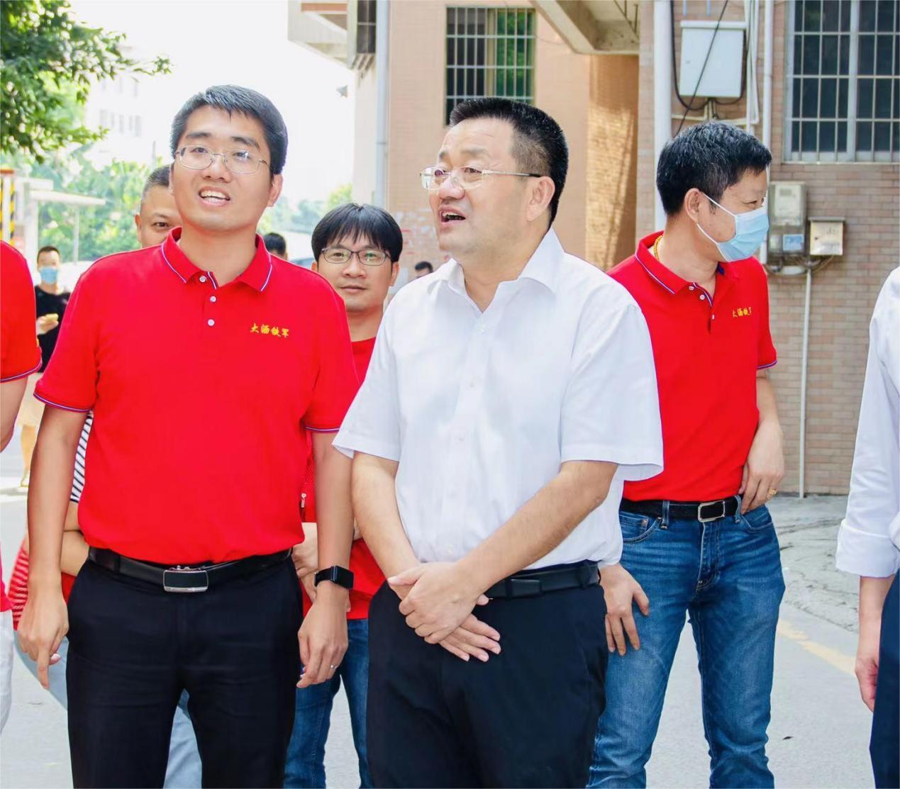 图为:区委书记顾耀辉带队推进广湛高铁征拆工作,倾听征拆户诉求。