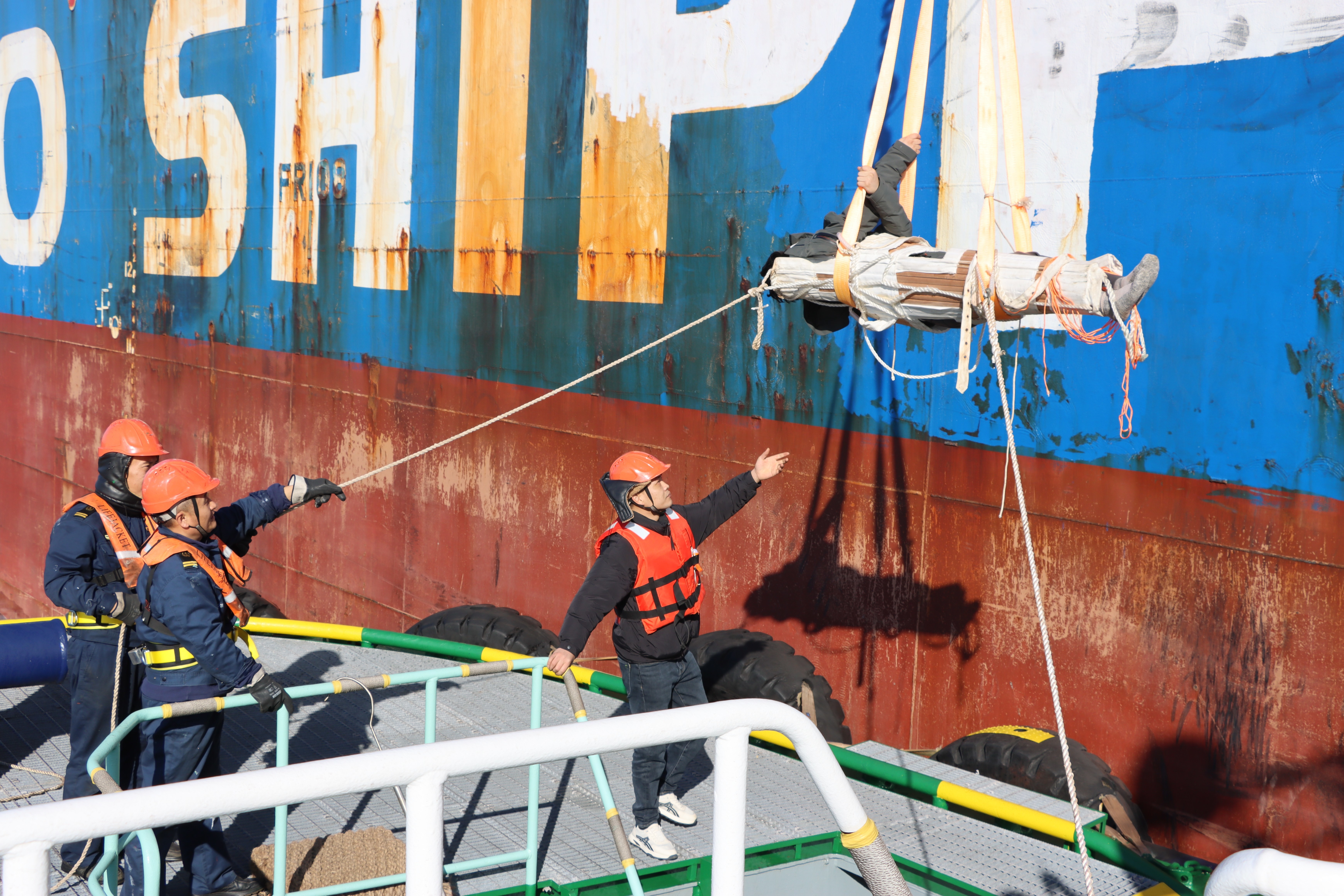 生命时速!山东港口青岛港两小时紧急转运海上患病船员