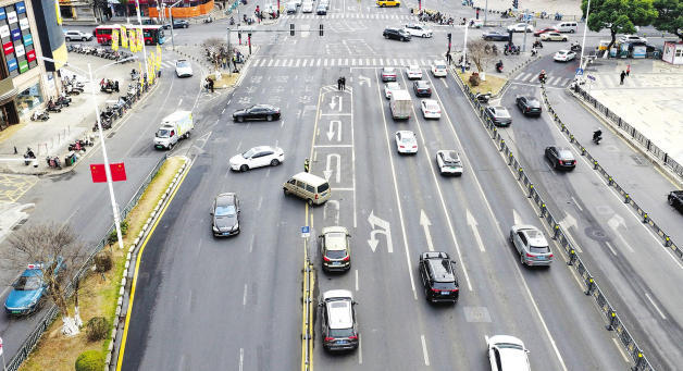 南昌谢家村路口启用“多车位串联掉头”新型通道