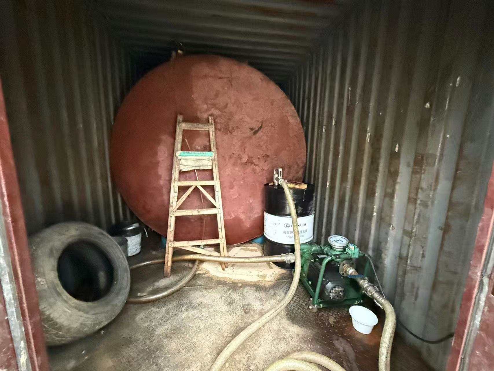 不放过任何可疑点位！ 执法人员循着“油味油迹”揪出非法改装运油车