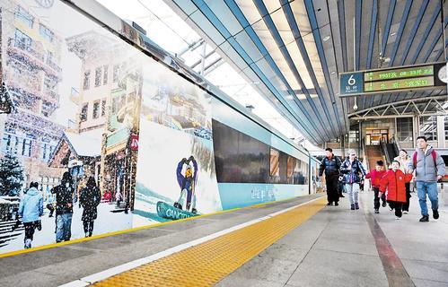 11月22日，北京站，游客准备乘坐全景观光旅游列车。