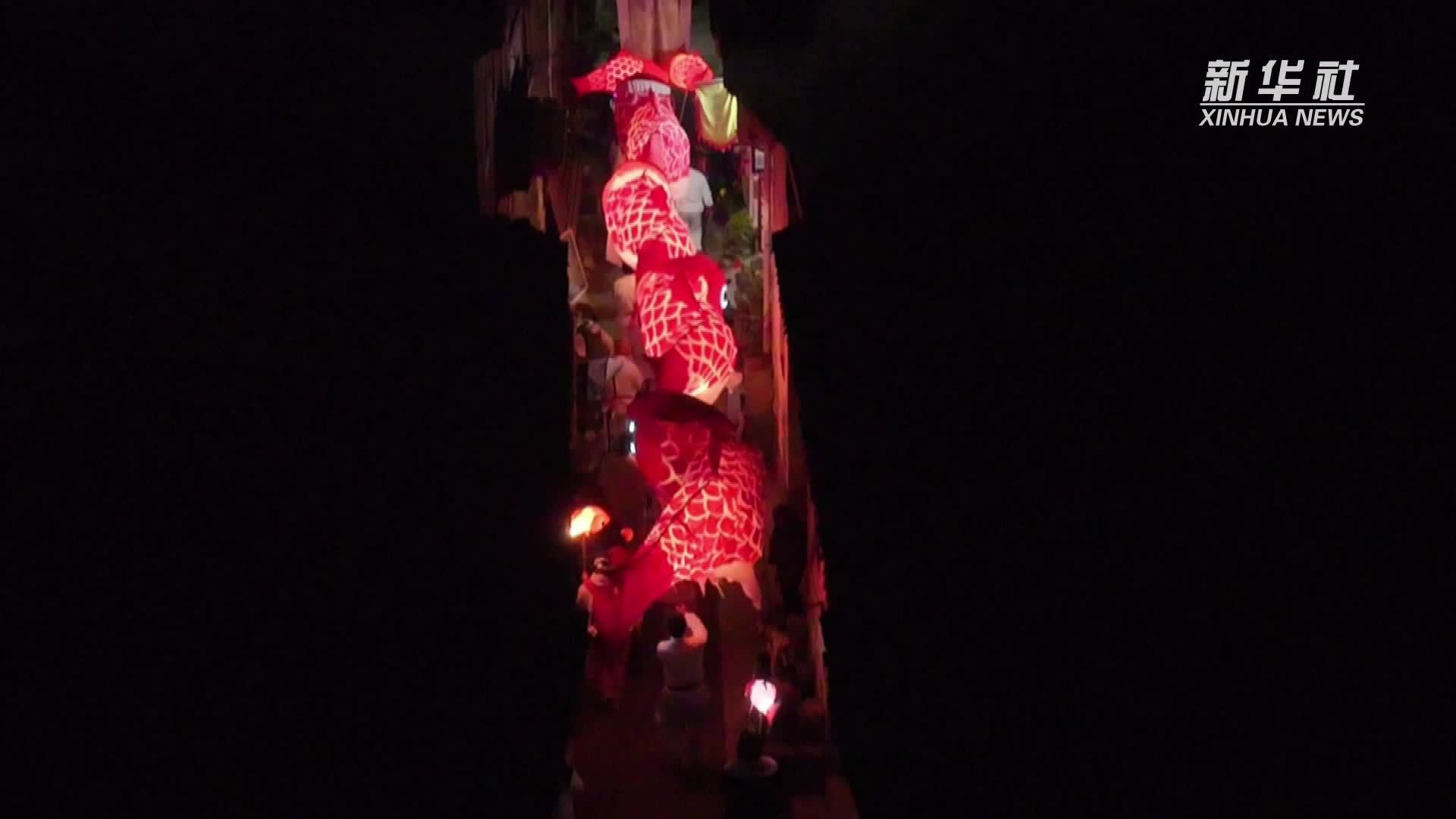 安徽歙县：鱼灯游曳江畔  民俗巡游迎新年