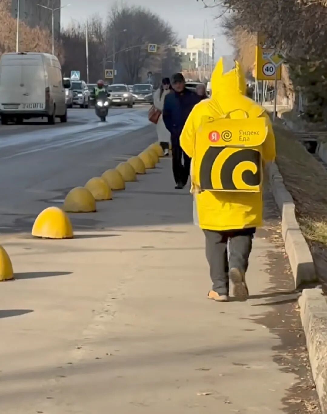 当地“骑手”,正在步行送外卖。因为不方便,当地人几乎不怎么点外卖