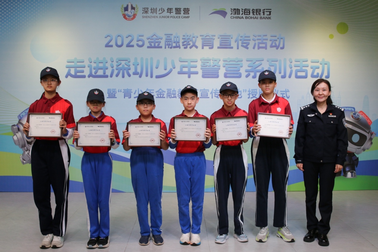 为公益宣传员颁发证书