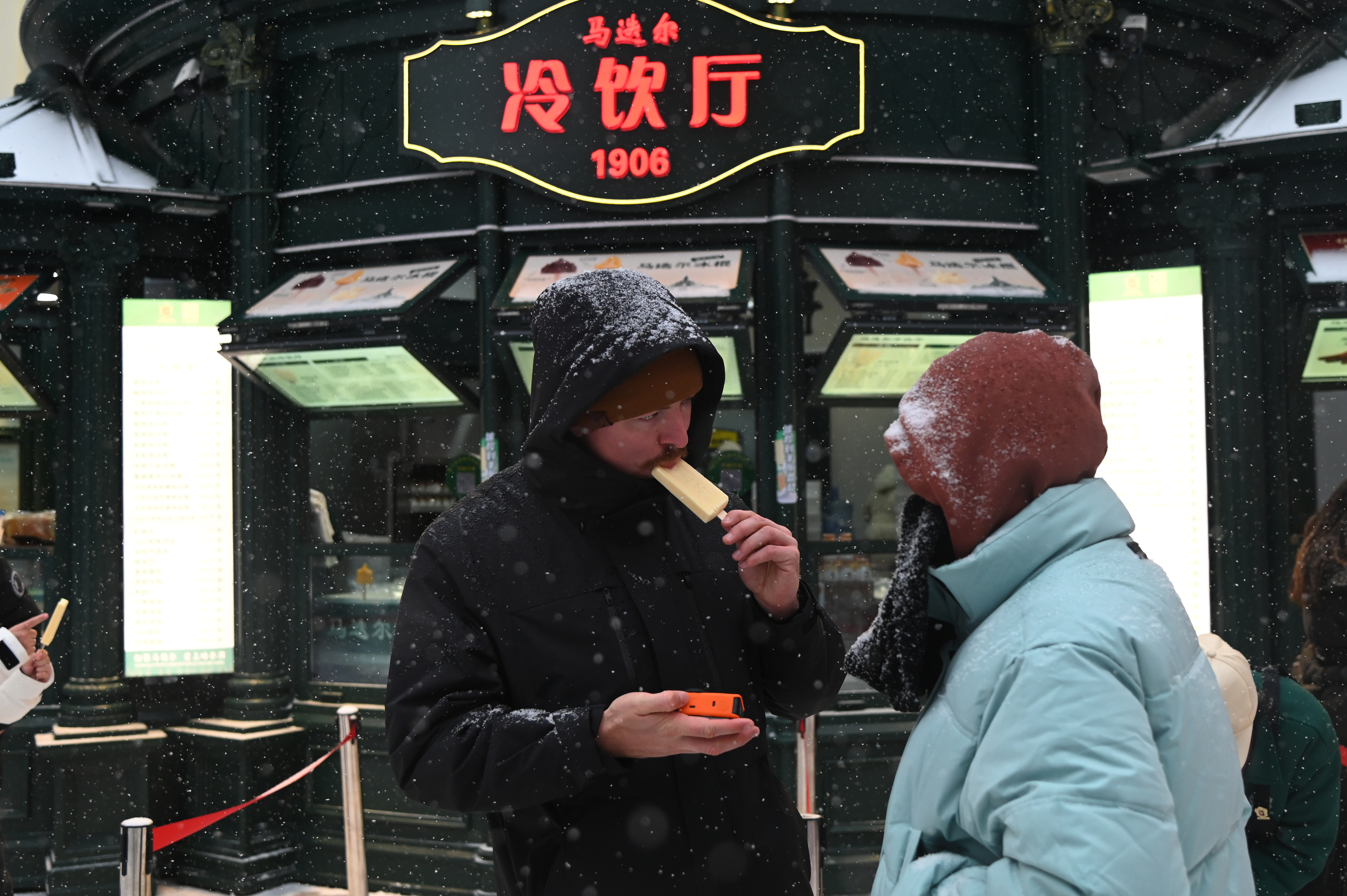 外国游客品尝马迭尔冰棍