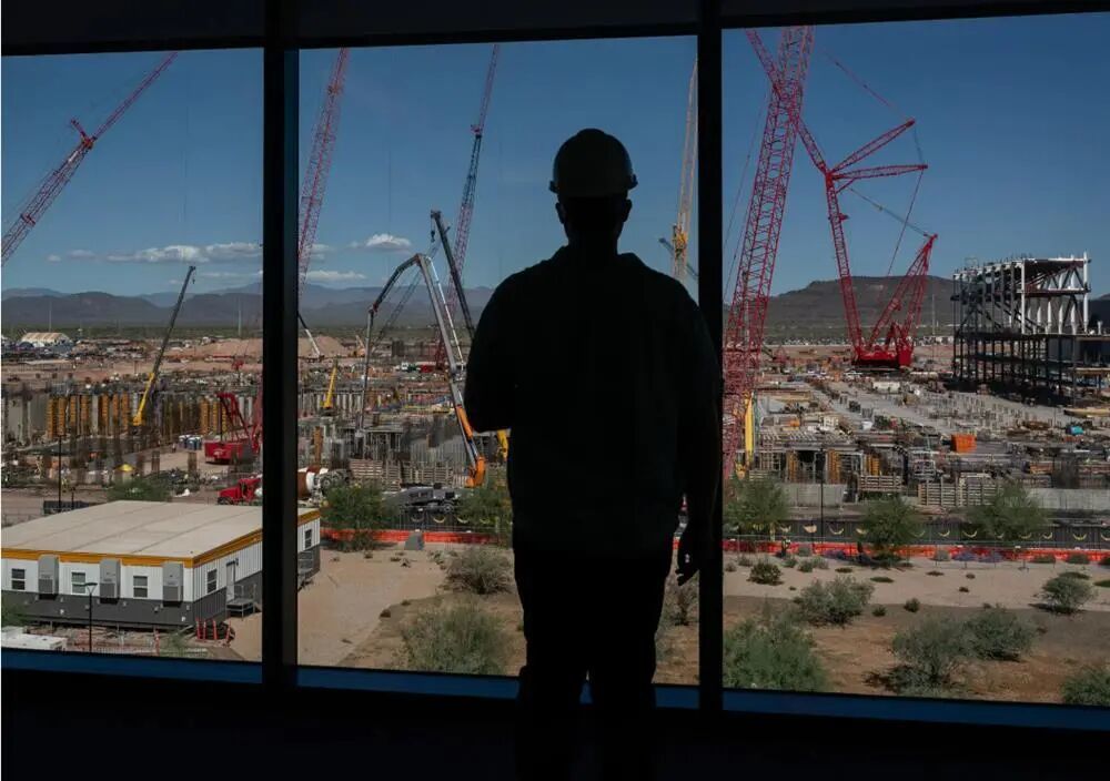 ▲建设中的台积电工厂(图源:《纽约时报》)