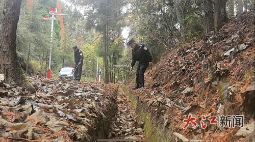 民警在山沟间寻找手机