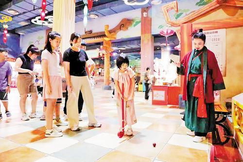 8月11日，在迁安天元谷旅游度假区，游客正在体验娱乐项目。（本报资料片） 本报记者 师 源摄