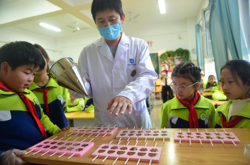 河北沧州：“中药棒棒糖”传播中医药文化