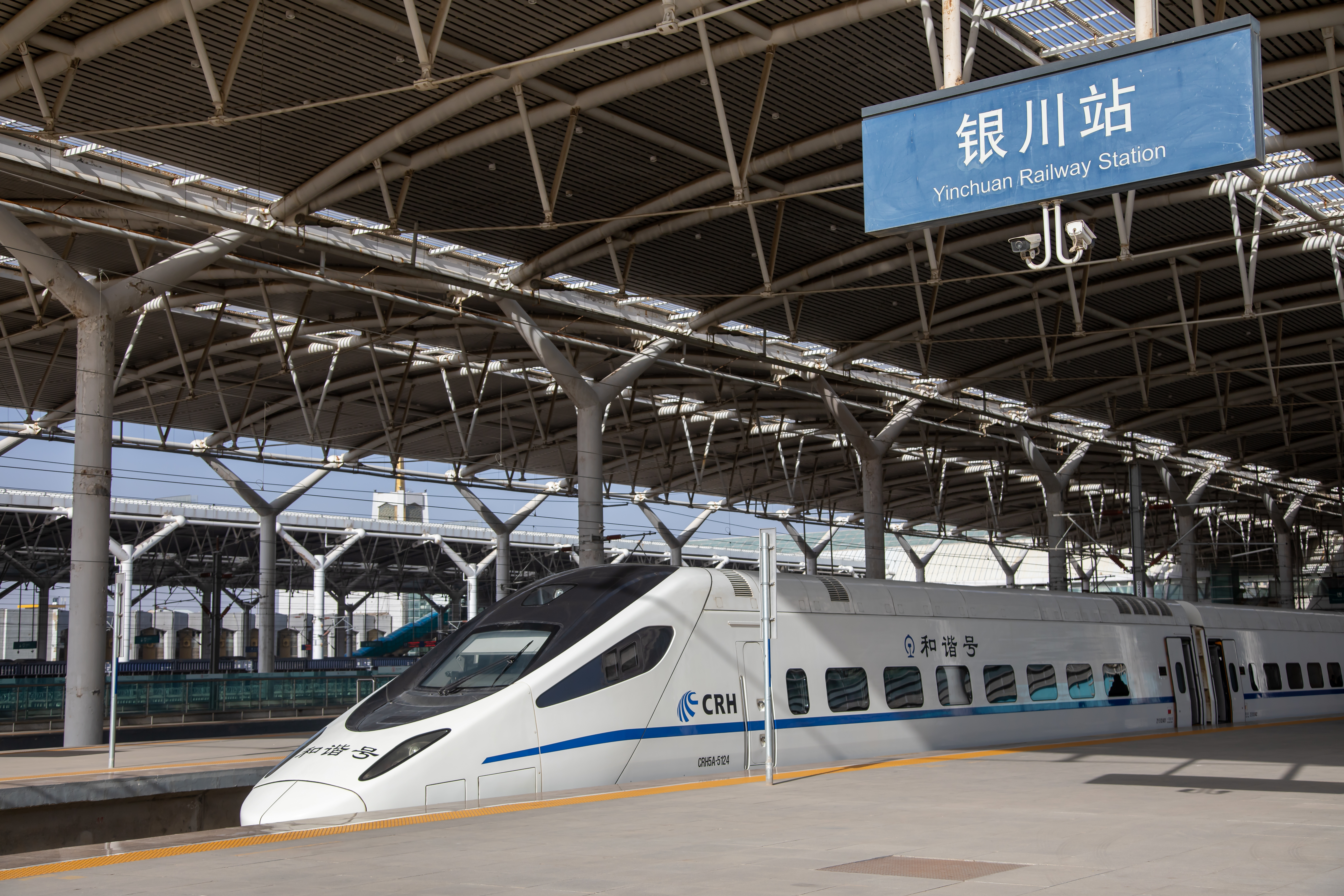 列车从银川站出发　宋佳龙　摄