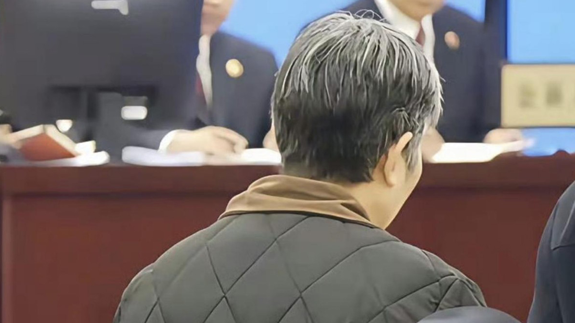 河南英才学校火灾致13死，班主任兼宿管被判六年引争议，儿子：母亲工资4000，兼任宿管多300补助，此事件中她有责任，但罪不至此