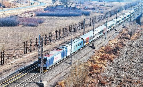 11月23日，行驶中的全景观光旅游列车。