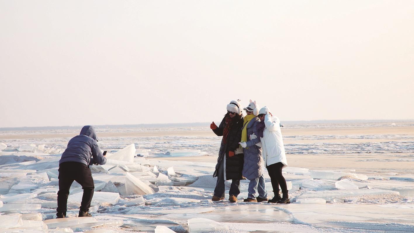 大湖冰封，有很多游客打卡拍照。