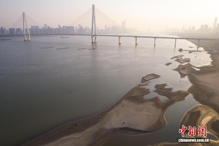 长江武汉段水位持续消退 大片滩涂露出江面
