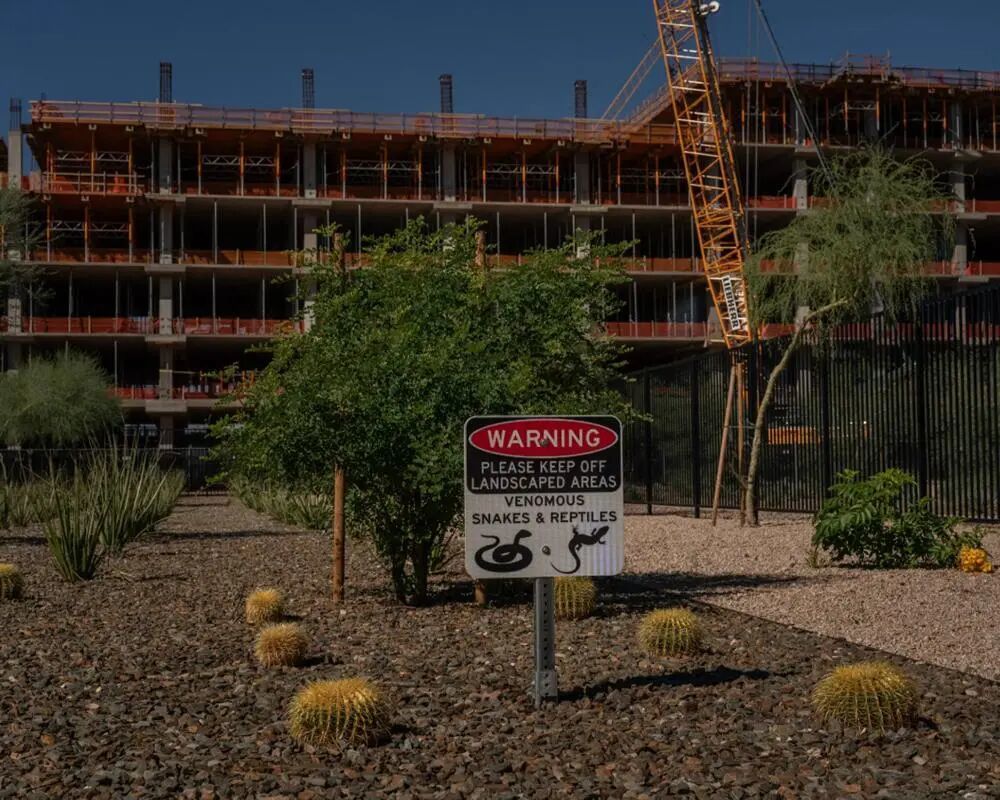 ▲台积电工厂附近的生物警告标识(图源:《纽约时报》)