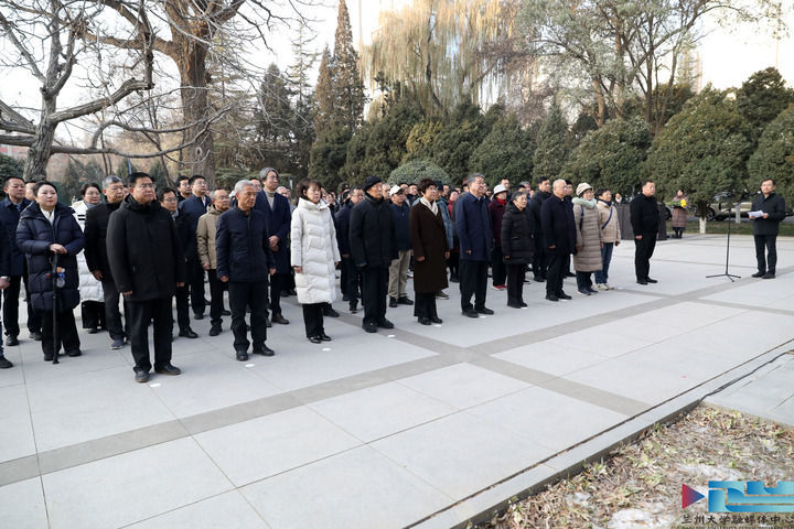 兰州大学师生代表在江隆基塑像前举行缅怀仪式　组图均由兰州大学供图