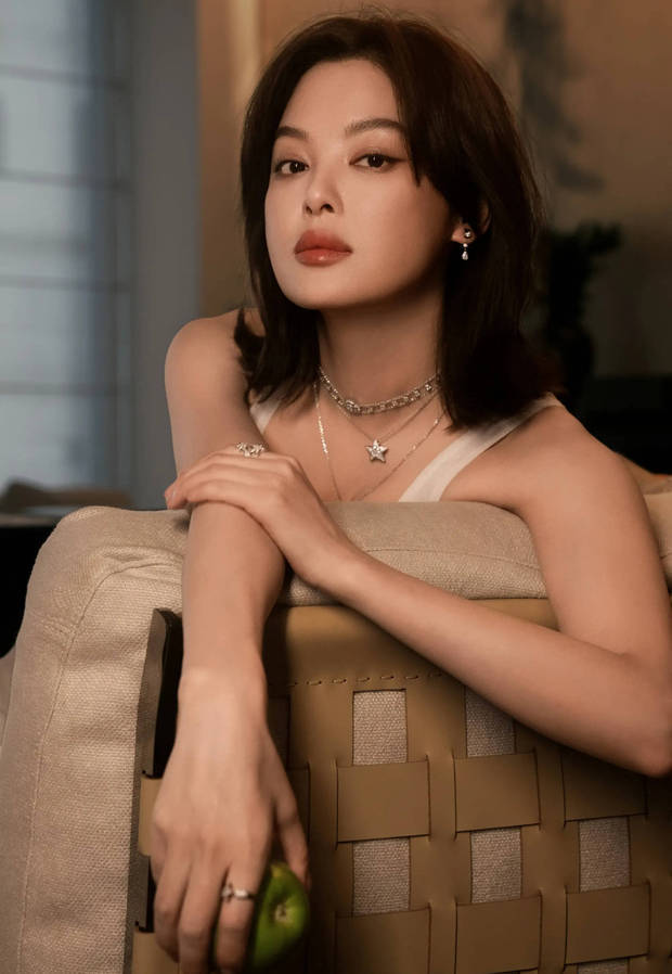 辛芷蕾气场全开，御姐范儿十足。