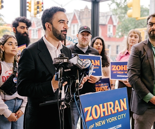 民主党内激进左翼代表，马姆达尼击败民主党前纽约州州长科莫成为纽约市长