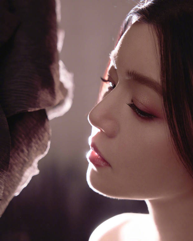 陈妍希近景特写，唇形柔和，神态慵懒舒展。