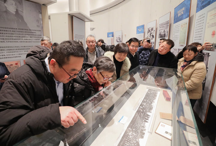 江隆基亲属和兰州大学师生、校友参观江隆基诞辰120周年专题联展